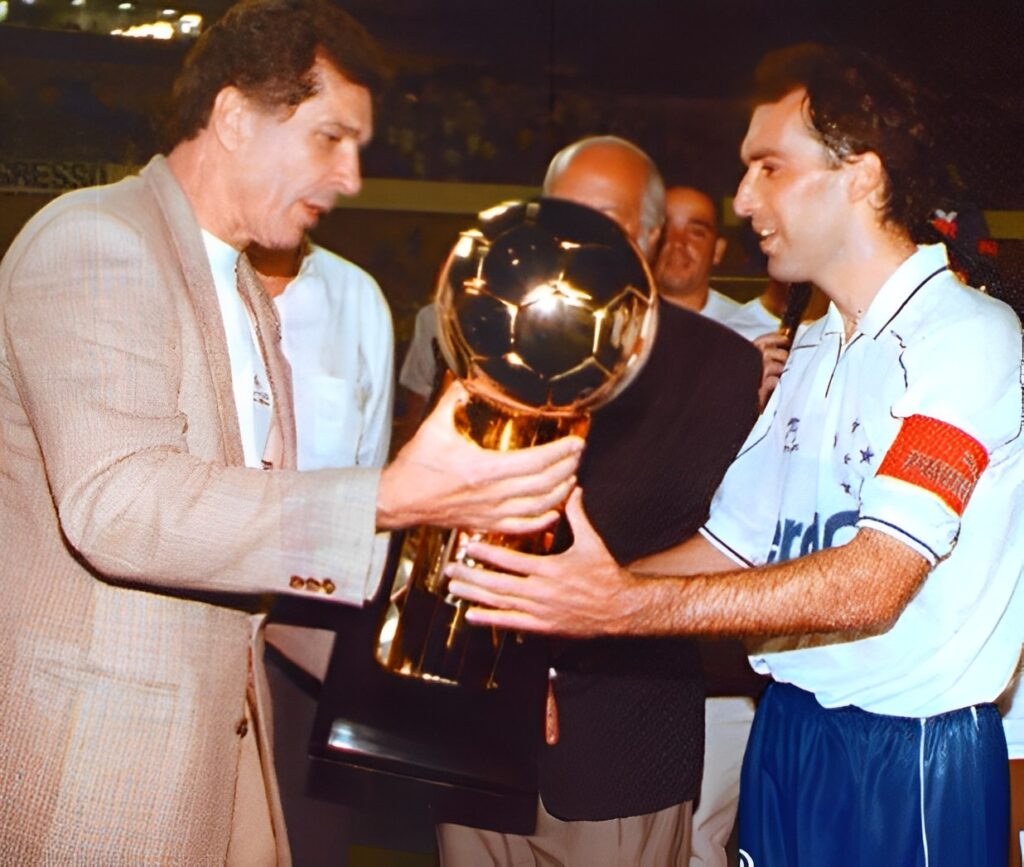 Marcelo Dijean, capitão do Cruzeiro em 1999, recebe o troféu de campeão da Copa Centro-Oeste